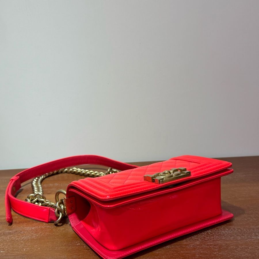 Chanel Boy 20cm 橙紅色 漆皮配金鏈斜孭袋-10