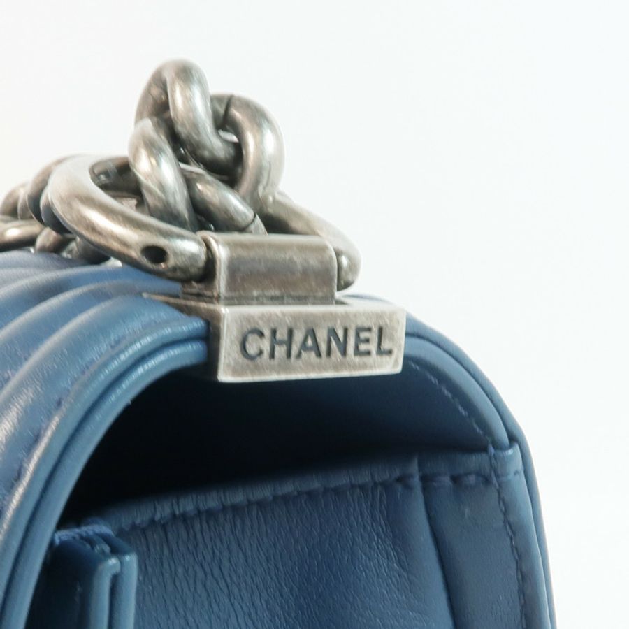 CHANEL 羊皮皮革Boy 25銀扣鏈帶肩背袋-15