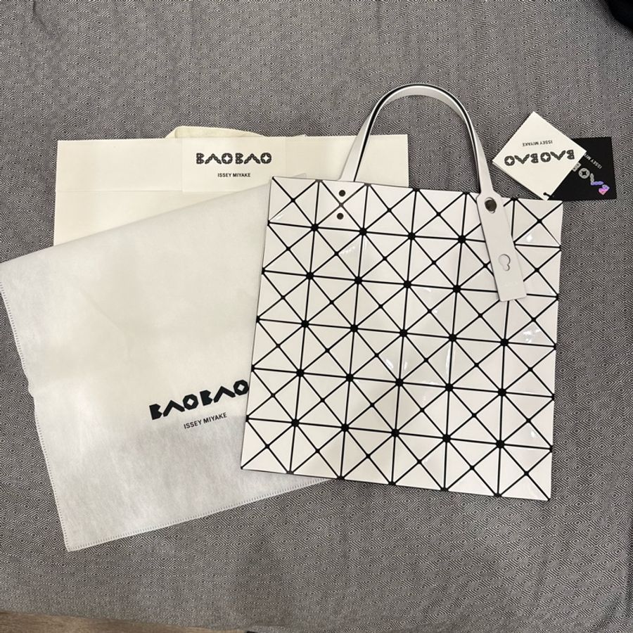 BAOBAO三宅一生經典白色6x6(全新)-0