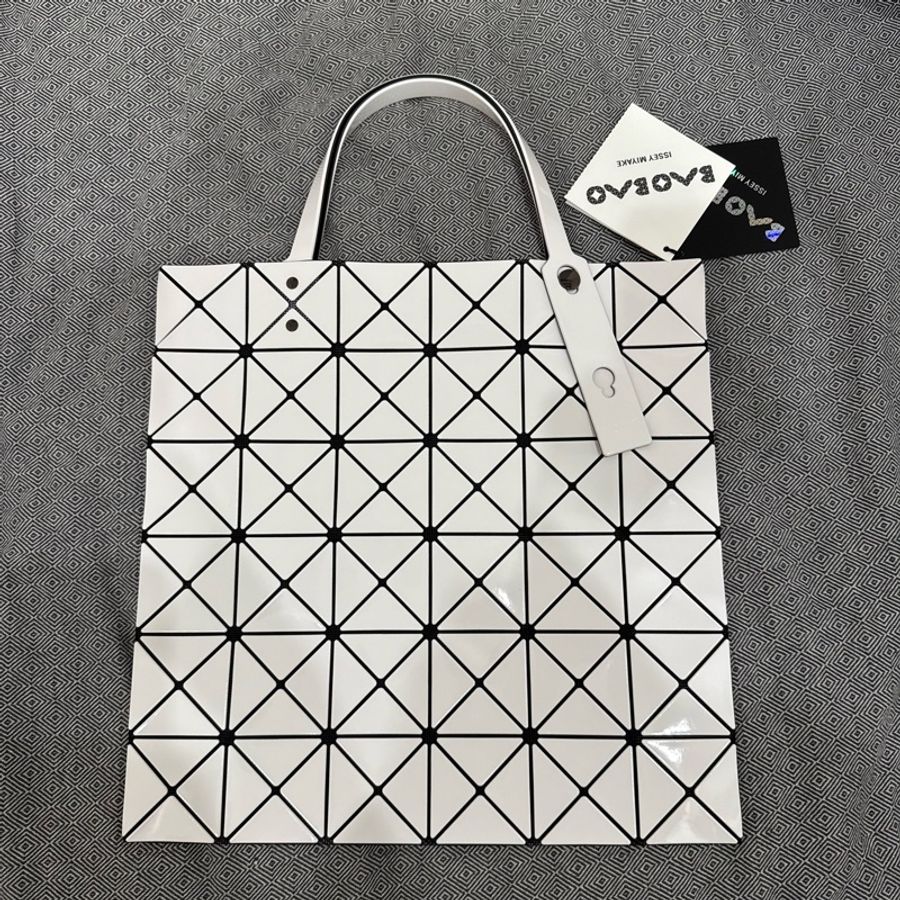 BAOBAO三宅一生經典白色6x6(全新)-1