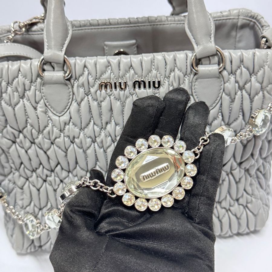 (超級新🆕) Miu Miu Nappa牛皮 水鑽吊墜 專櫃12.3萬!-16