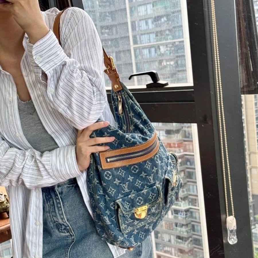 LV 丹寧牛仔Baggy金扣肩背腋下包32*32*10 9新 配件塵袋-0