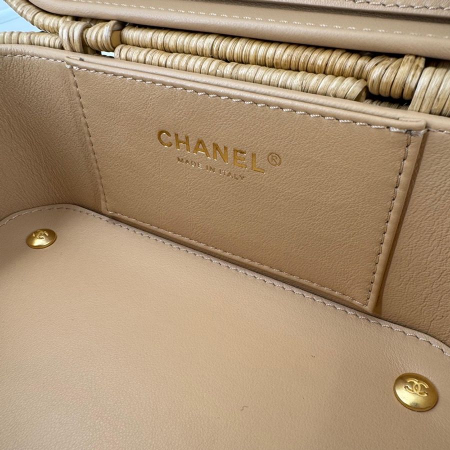 Chanel Cruise 2025/26 Braided Rattan & Gold-Tone Metal Beige Vanity Case-12