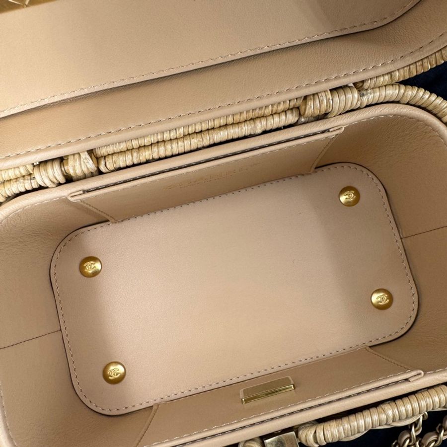 Chanel Cruise 2025/26 Braided Rattan & Gold-Tone Metal Beige Vanity Case-13