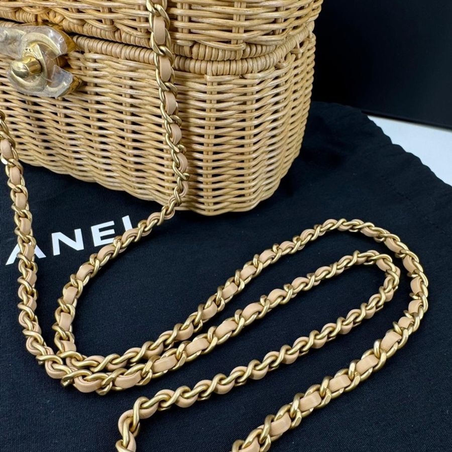 Chanel Cruise 2025/26 Braided Rattan & Gold-Tone Metal Beige Vanity Case-15