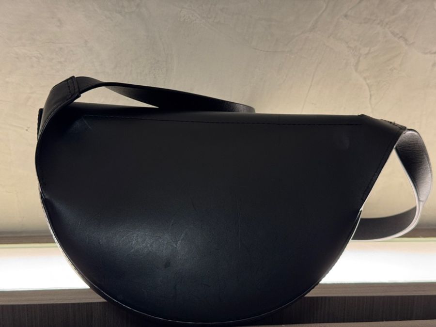 LOEWE 絕版牛皮小包 男女生都適合，簡約時尚帥氣-1