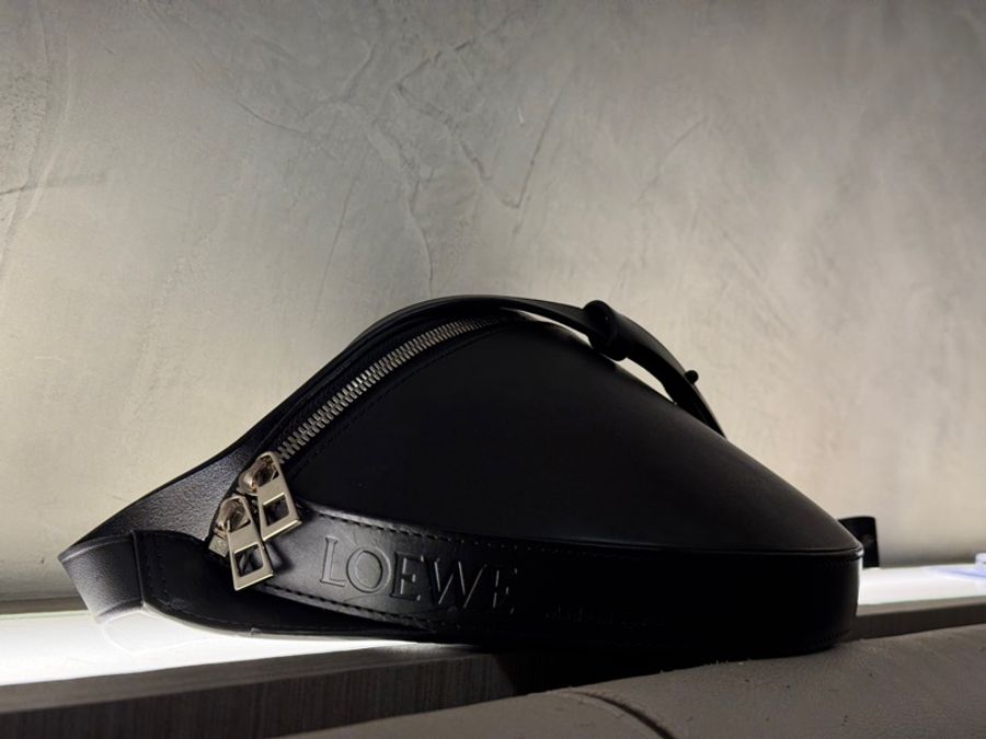 LOEWE 絕版牛皮小包 男女生都適合，簡約時尚帥氣-7