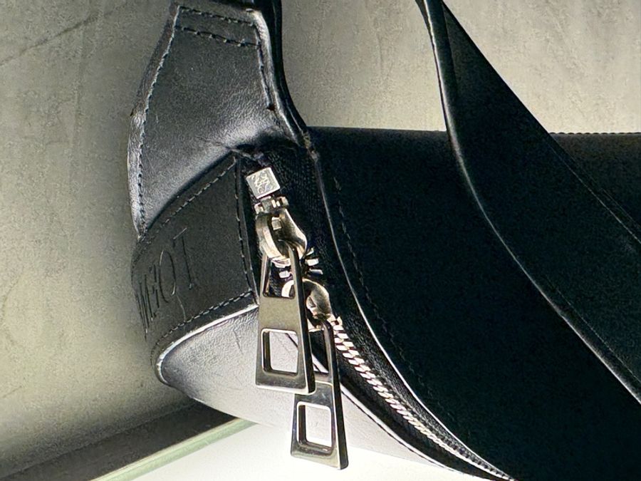 LOEWE 絕版牛皮小包 男女生都適合，簡約時尚帥氣-9