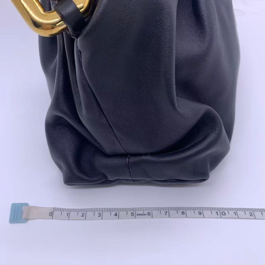 葆蝶家/BV The chain pouch 金色粗鏈條設計大號黑色腋下手提包，30✖️15-18