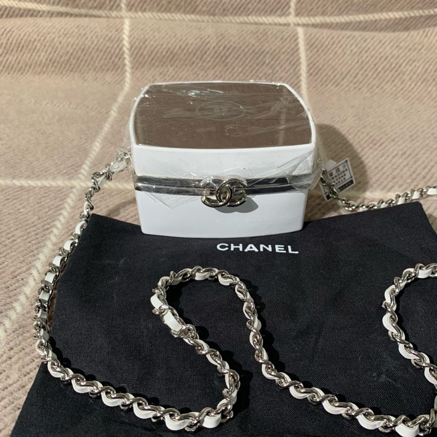 Chanel 香奈兒 21K 秀款白色羊皮鏡麵粉餅包化妝包 尺寸11×11cm-0