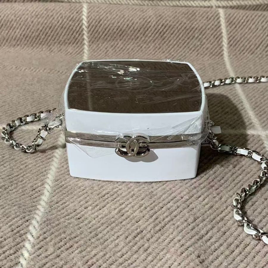 Chanel 香奈兒 21K 秀款白色羊皮鏡麵粉餅包化妝包 尺寸11×11cm-1