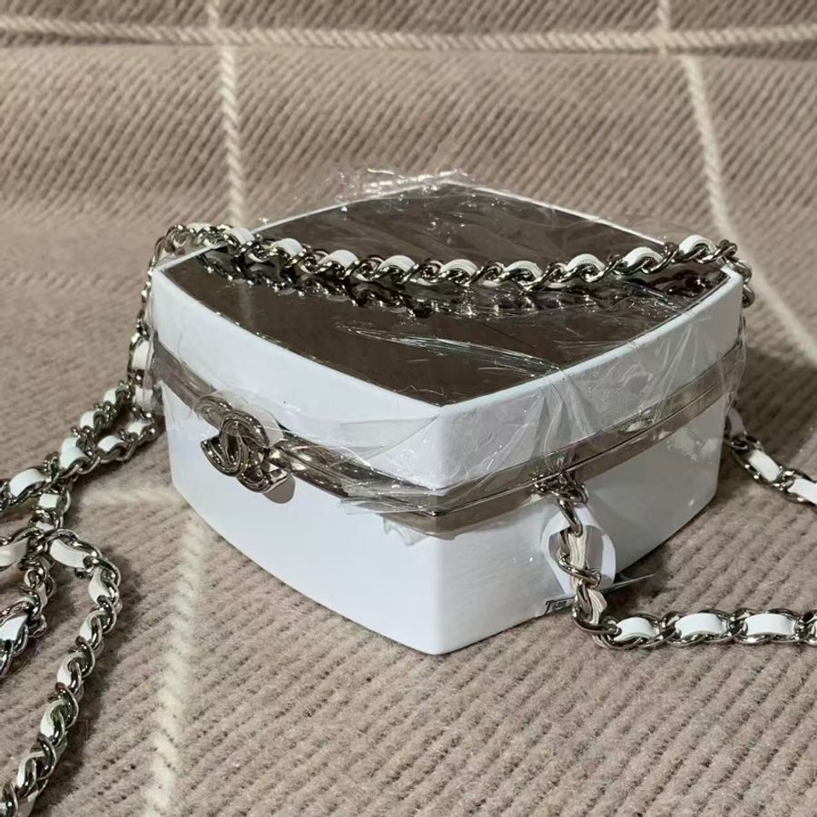 Chanel 香奈兒 21K 秀款白色羊皮鏡麵粉餅包化妝包 尺寸11×11cm-3