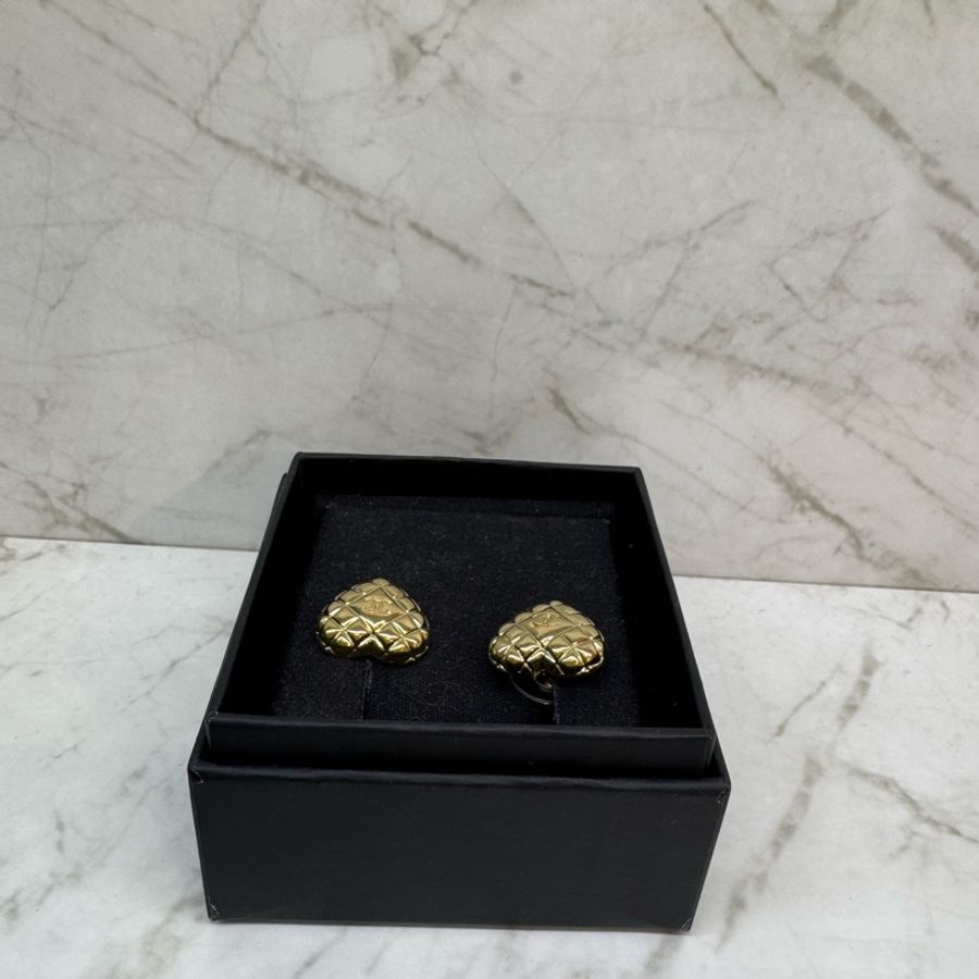 CHANEL金色菱格絞愛心小雙C耳環-3