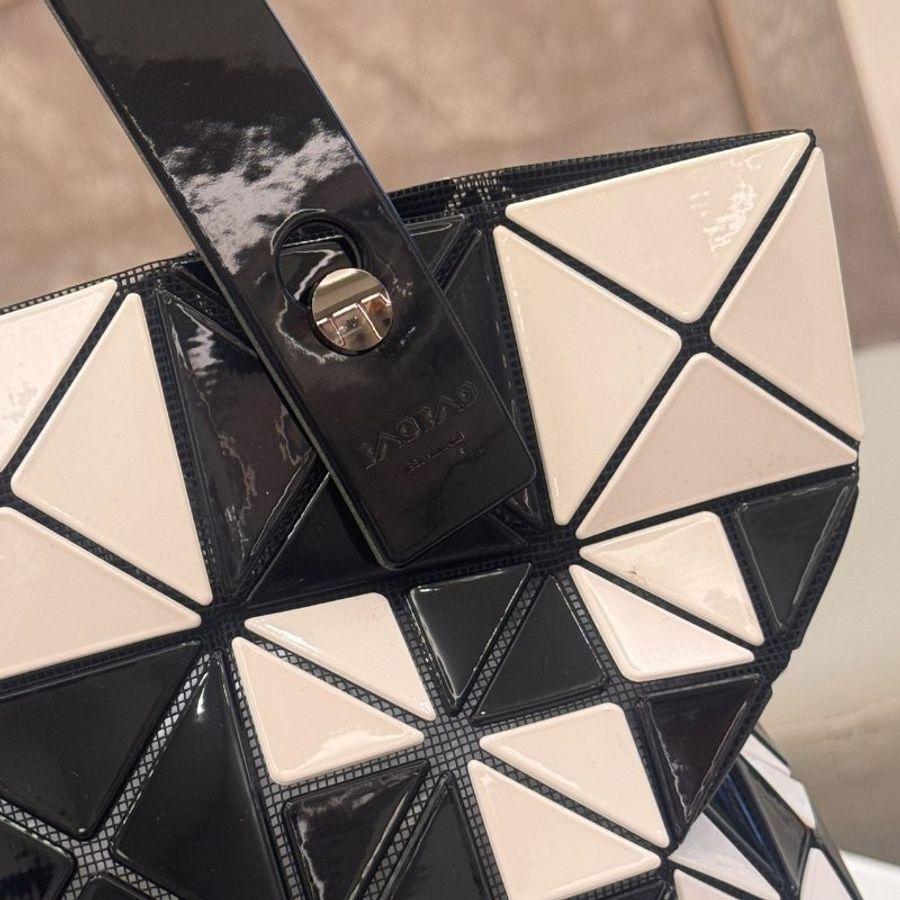 *SHIHNA名牌精品* BAOBAO ISSEY MIYAKE 三宅一生 6x6亮面手提包-2