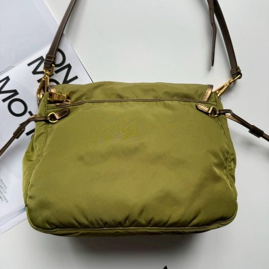 PRADA 綠色尼龍斜背包-1
