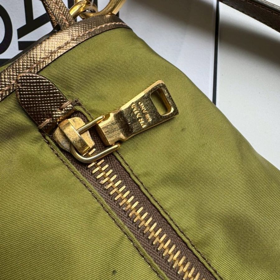 PRADA 綠色尼龍斜背包-8
