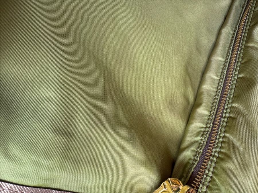 PRADA 綠色尼龍斜背包-25