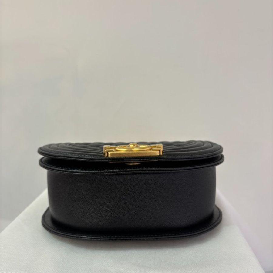 CHANEL黑荔枝牛皮金釦馬鞍包-4