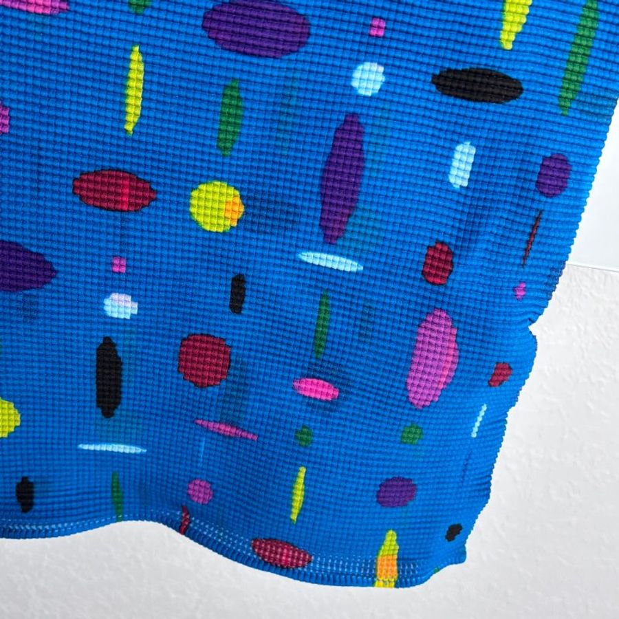 降價出清 ::三宅一生 Issey Miyake :: me 籃底彩點短袖上衣-7