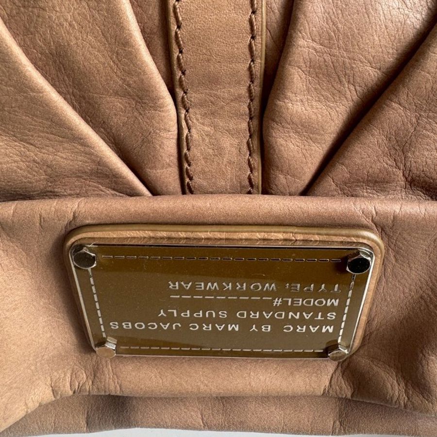 Marc Jacobs 膚色皮革直式半圓單肩包-16