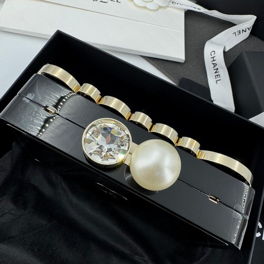 Chanel 2025/26 Plexi, Strass, Imitation Pearls & Gold-Tone Metal Black, Rhinestone & Golden Evening Bag-11