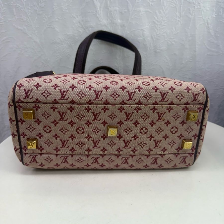 Louis Vuitton Handbag-15
