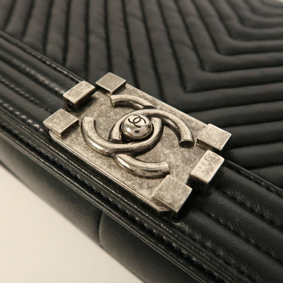 CHANEL 牛皮皮革Boy 28銀扣鏈帶肩背袋-10