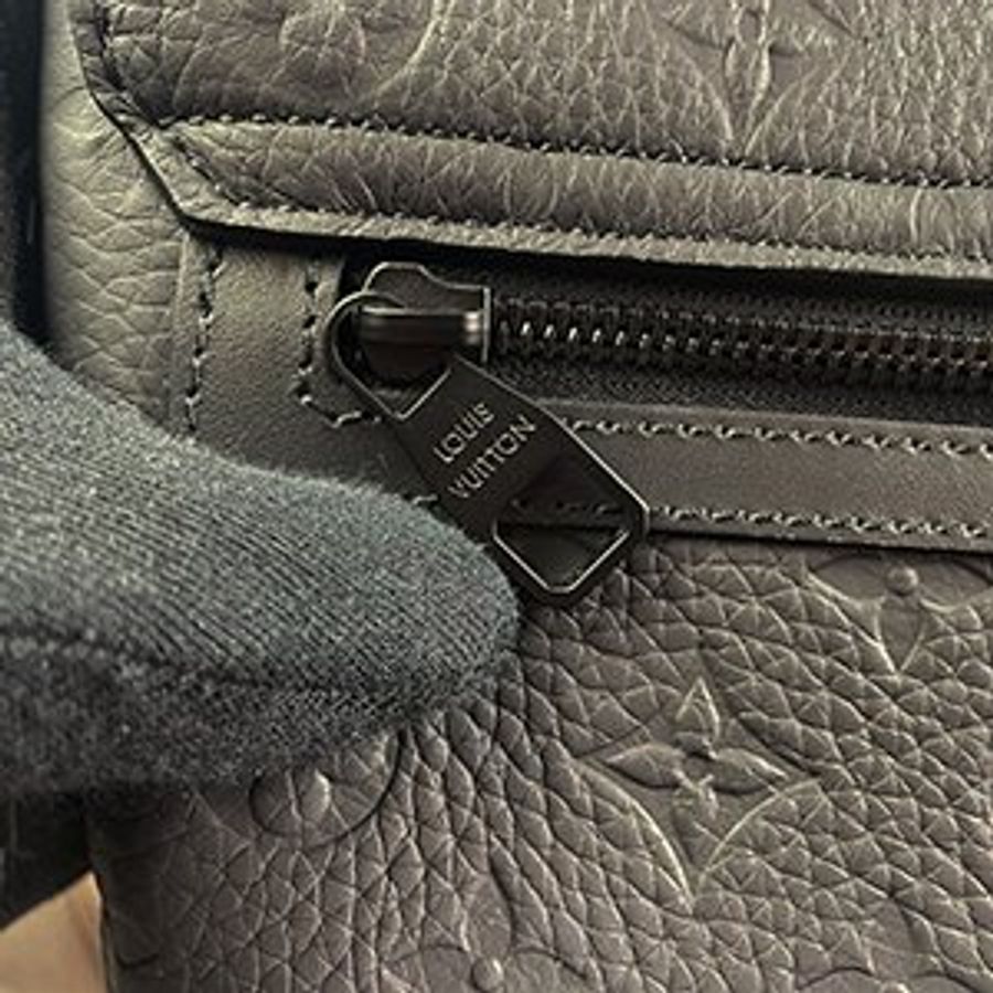已售出＊奢華大道國際精品＊【L3408】LV黑色牛皮壓紋S-Cape 郵差包M23741-11