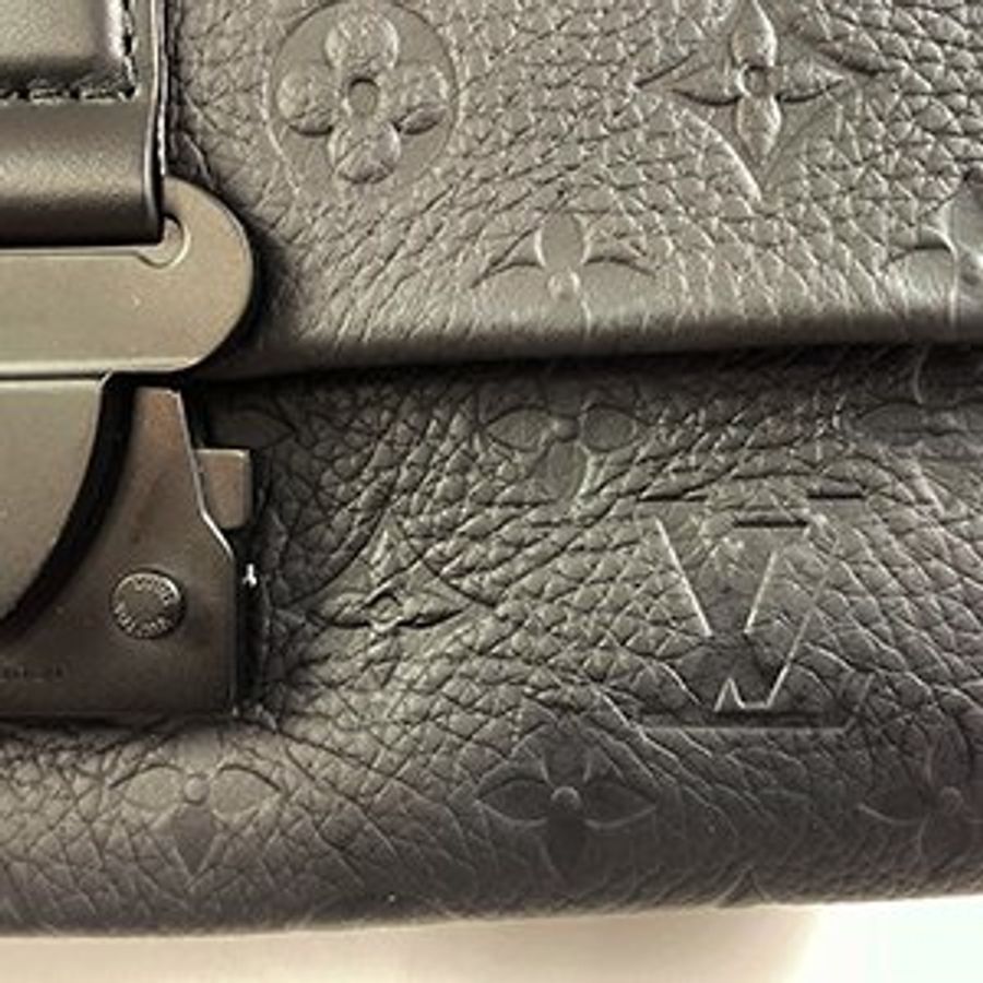 已售出＊奢華大道國際精品＊【L3408】LV黑色牛皮壓紋S-Cape 郵差包M23741-13
