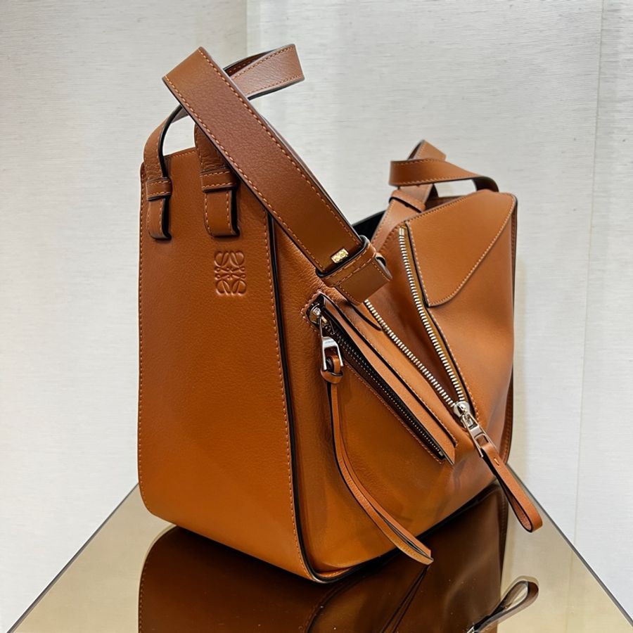 Loewe 焦糖牛皮銀釦Hommock中號吊床包-3