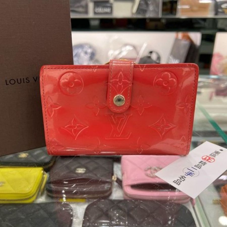 東區正精品㊣LOUIS VUITTON LV 粉紅色字紋漆皮壓紋蝴蝶扣復古釦釦式零錢袋中夾皮夾 RZ6085-0