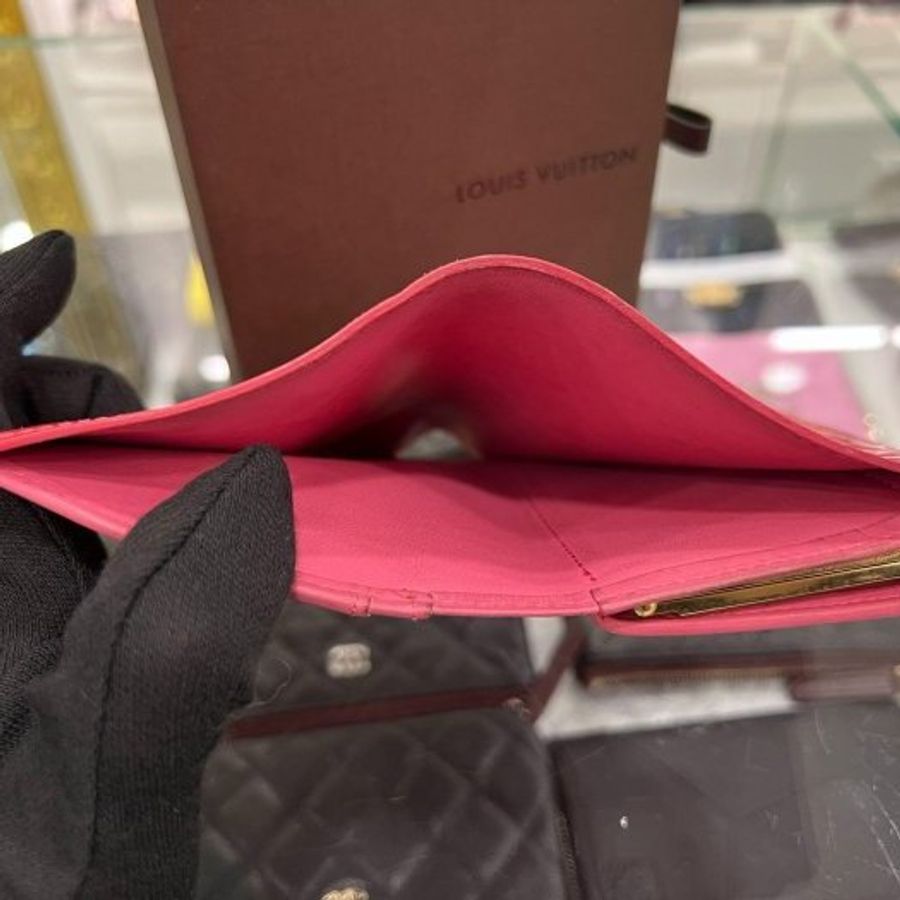 東區正精品㊣LOUIS VUITTON LV 粉紅色字紋漆皮壓紋蝴蝶扣復古釦釦式零錢袋中夾皮夾 RZ6085-5