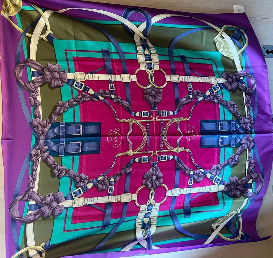 【贈絲巾環】絕版美色Hermès 愛馬仕 Grand Manège 大馬術訓練 140cm 經典全絲大方巾 (紫色/森林綠/桃紅)-1