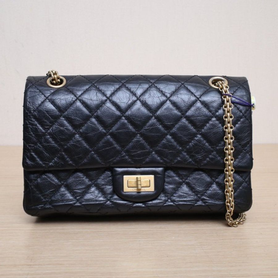 CHANEL 2.55口蓋包小號24黑色牛皮25開金扣肩背包-1