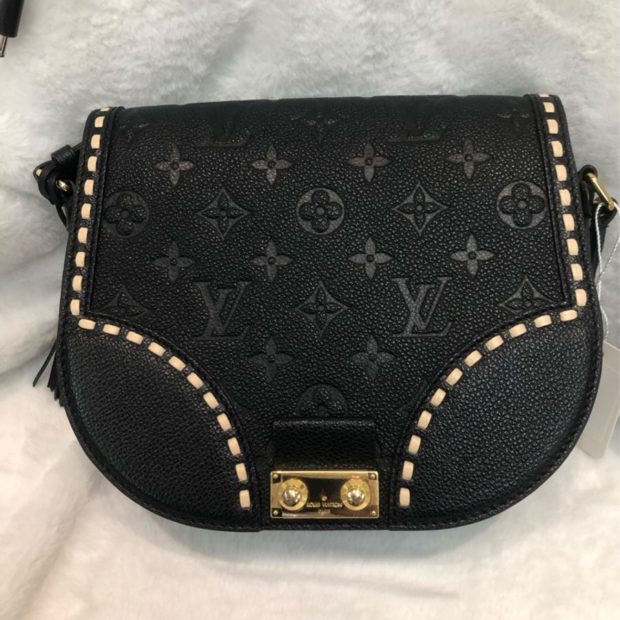 LV 黑色暗花金扣流蘇斜孭袋 XC055-0