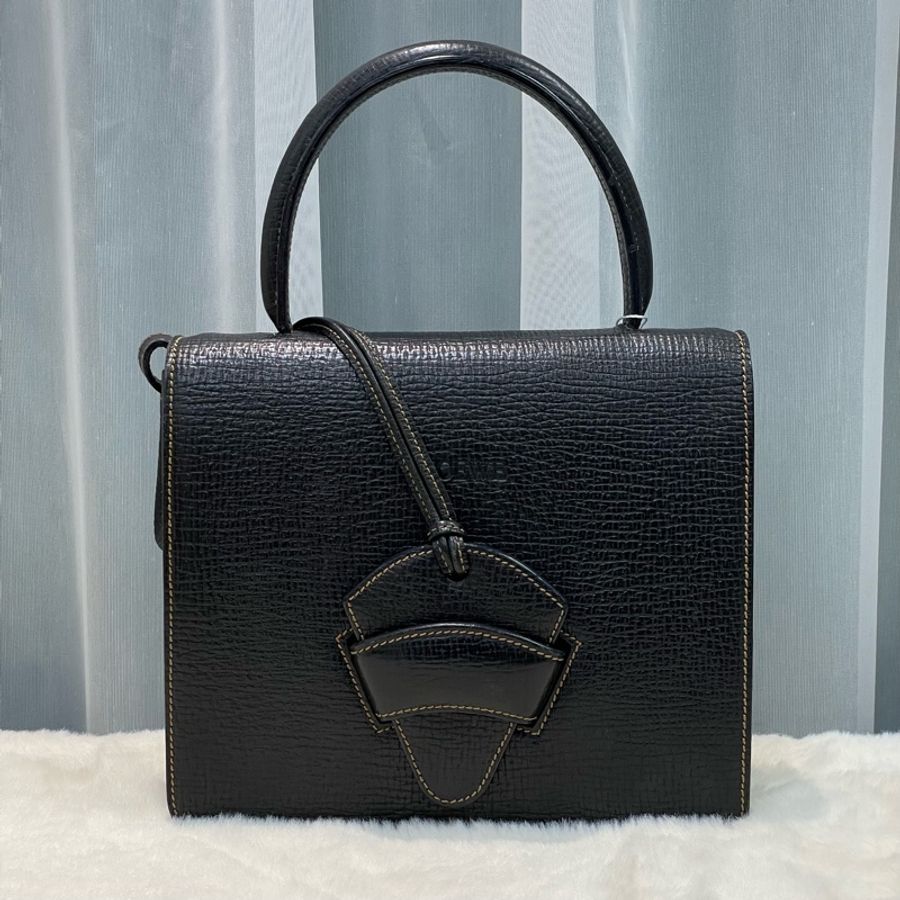 Loewe 中古黑色牛皮三角形封扣手提斜背包XC006-0