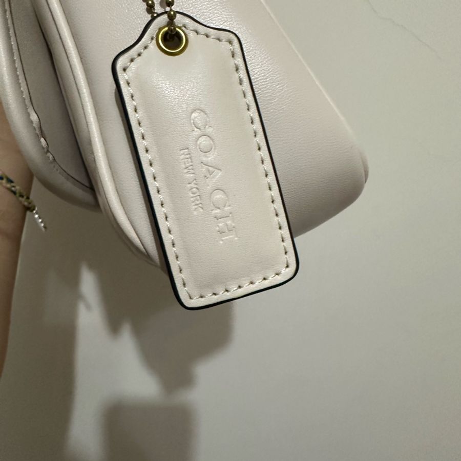 Coach pillow madison 近全新帶絎縫枕頭包-3