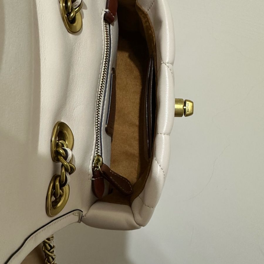 Coach pillow madison 近全新帶絎縫枕頭包-10