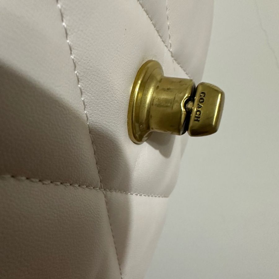 Coach pillow madison 近全新帶絎縫枕頭包-12