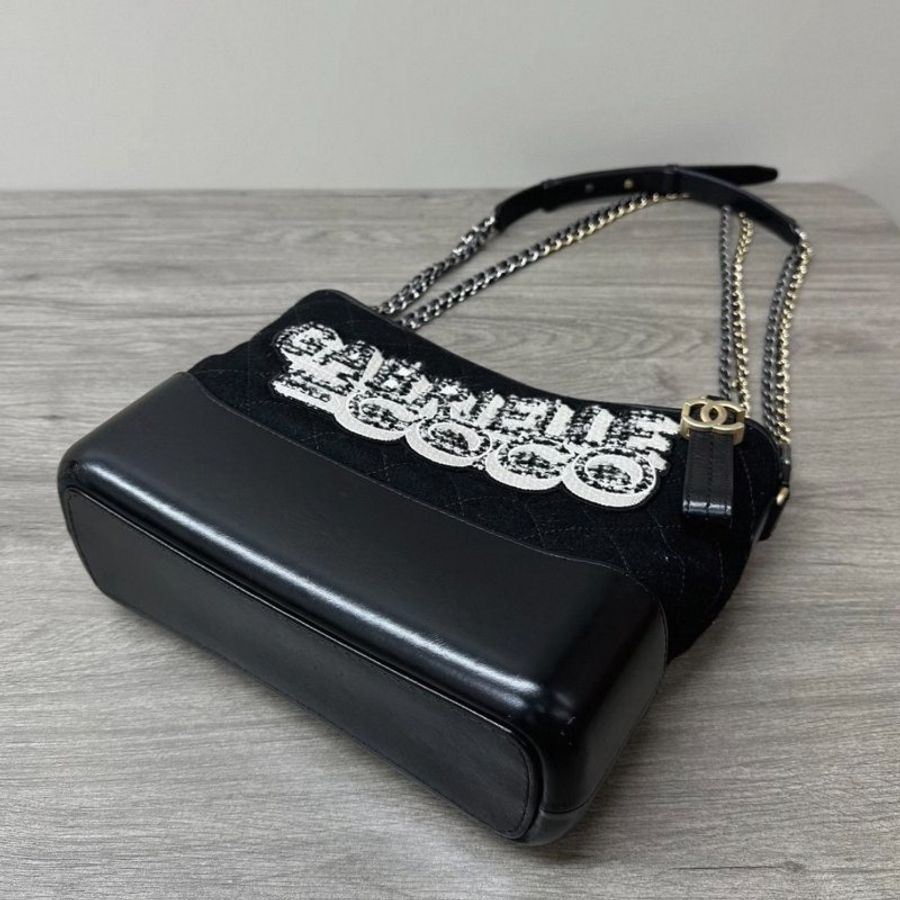 CHANEL 黑金流浪中號字母印花肩背斜背包28*22*10 9新 配件塵袋-1