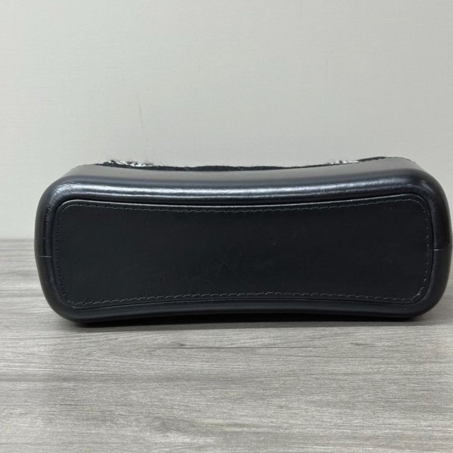 CHANEL 黑金流浪中號字母印花肩背斜背包28*22*10 9新 配件塵袋-2