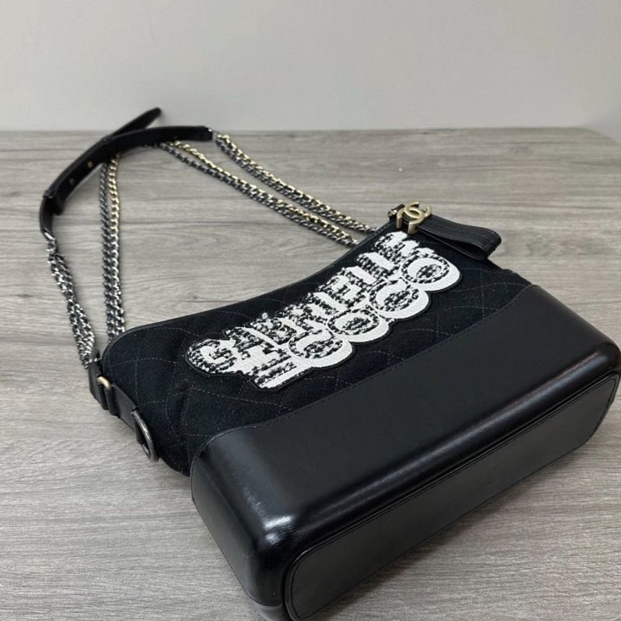 CHANEL 黑金流浪中號字母印花肩背斜背包28*22*10 9新 配件塵袋-3