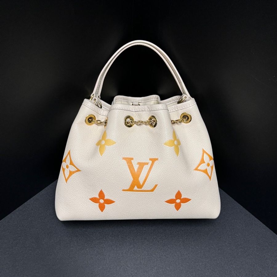 (99新閒置品💝) LV ByThePool 晶片款 限量秀款 餃子包 專櫃13萬多!-10