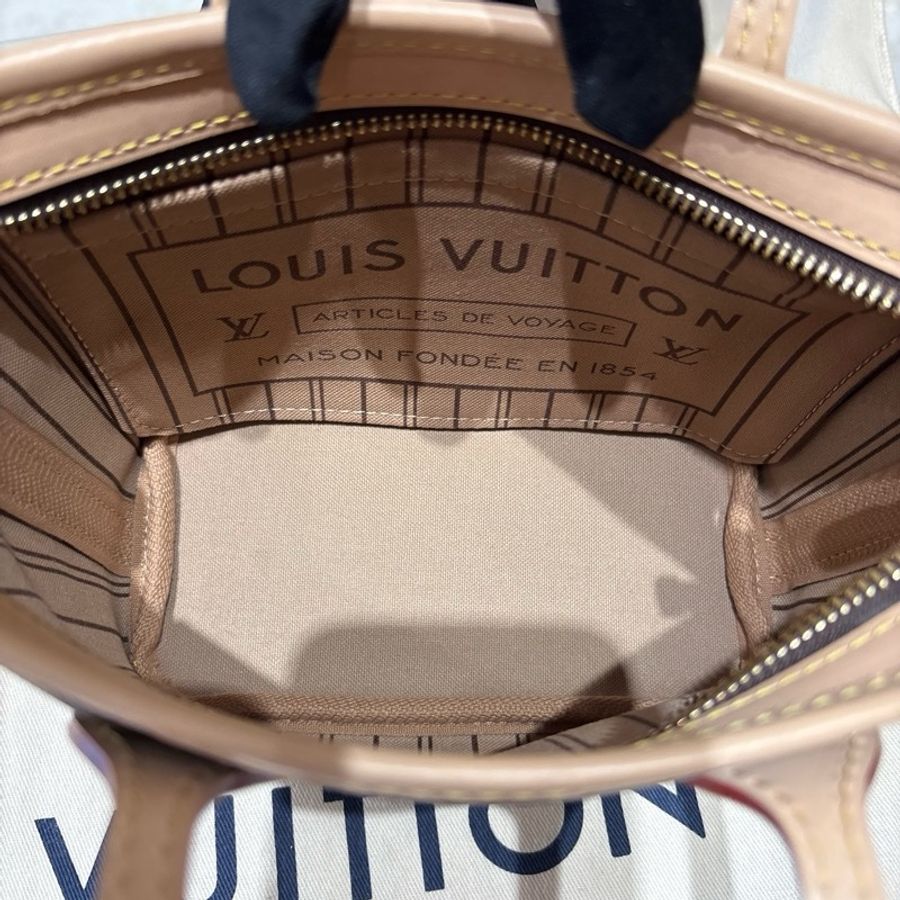 【現貨|超萌小包】Louis Vuitton Neverfull BB 迷你托特包|經典老花圖騰 × 寬背帶設計|附原廠LOGO刺繡肩背帶|迷你尺寸超可愛!-3