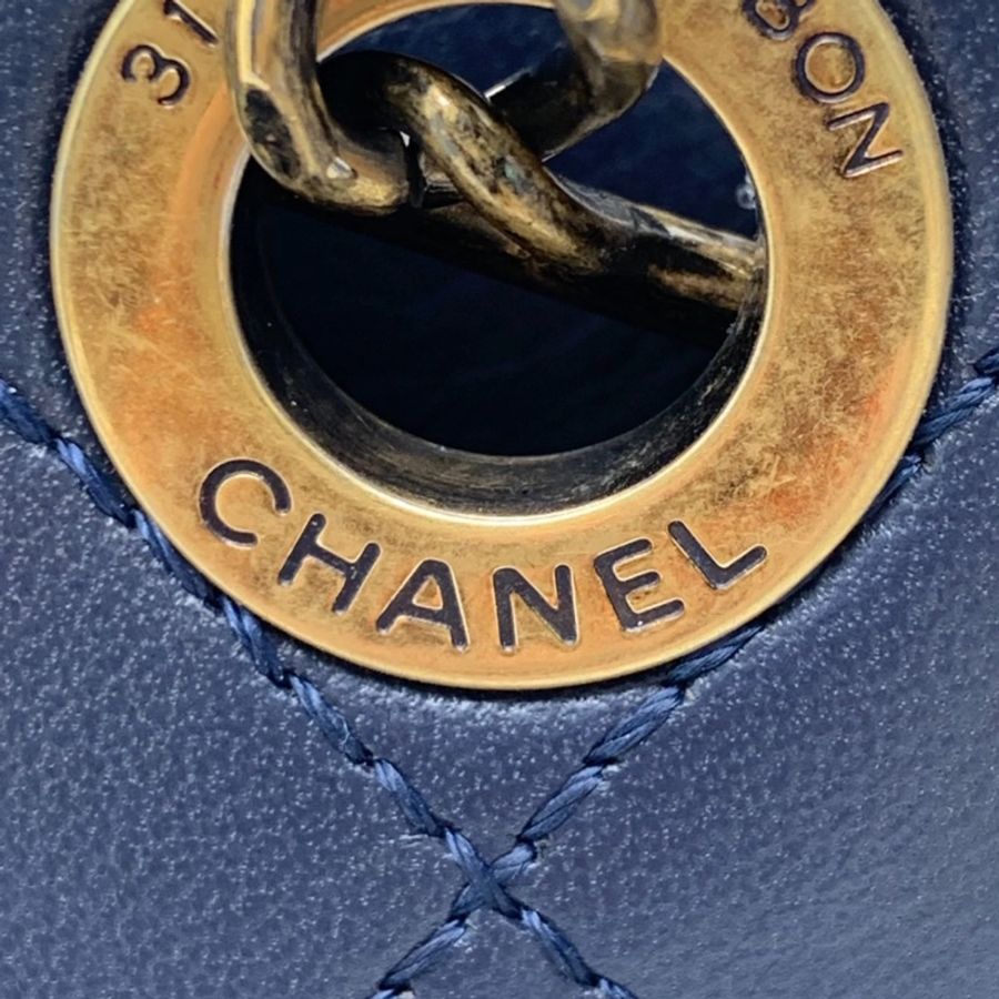Chanel香奈兒 Around The Corner 手提包 海軍藍小牛皮絎縫金屬鏈條手提包-16