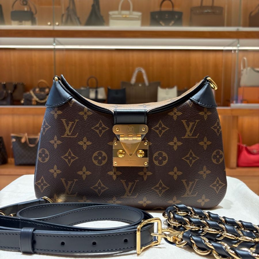 【現貨|精品新寵】Louis Vuitton Twinny 老花牛角包|Monogram 拼黑皮|鎖頭金屬釦設計|雙背帶肩背斜背兩用-0