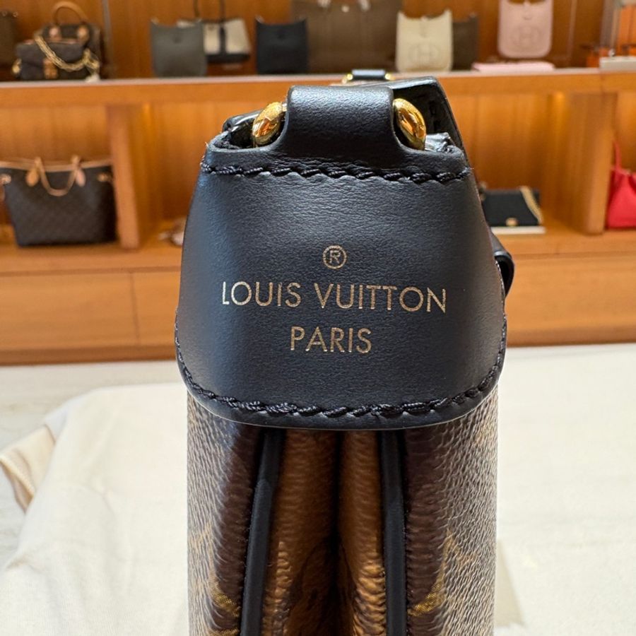 【現貨|精品新寵】Louis Vuitton Twinny 老花牛角包|Monogram 拼黑皮|鎖頭金屬釦設計|雙背帶肩背斜背兩用-3