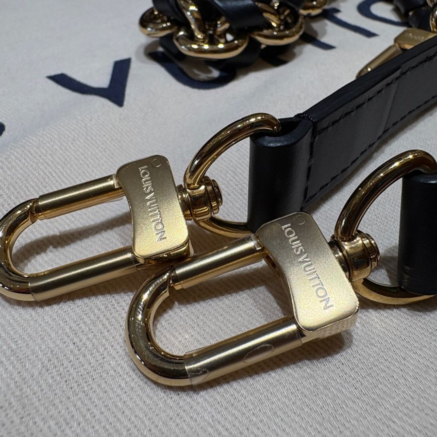 【現貨|精品新寵】Louis Vuitton Twinny 老花牛角包|Monogram 拼黑皮|鎖頭金屬釦設計|雙背帶肩背斜背兩用-4