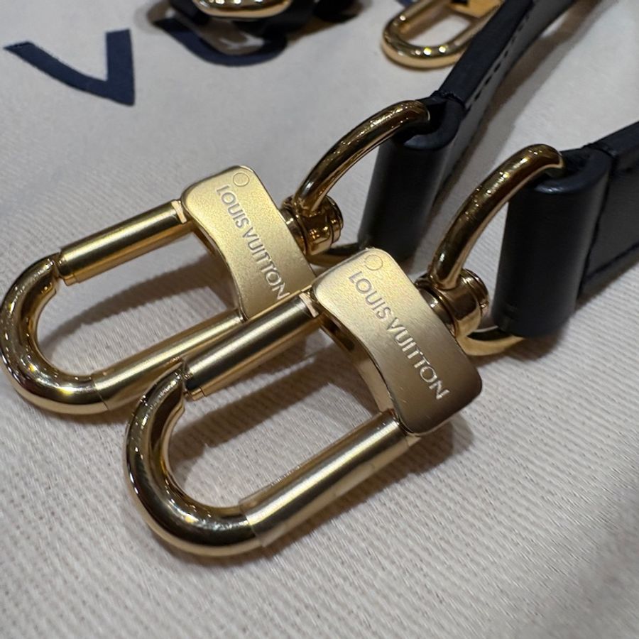 【現貨|精品新寵】Louis Vuitton Twinny 老花牛角包|Monogram 拼黑皮|鎖頭金屬釦設計|雙背帶肩背斜背兩用-10