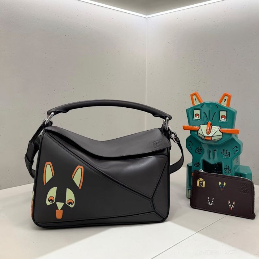 🎊佳節特賣🎁Loewe 小款皮革限量 Futurist Cats Puzzle 包-5